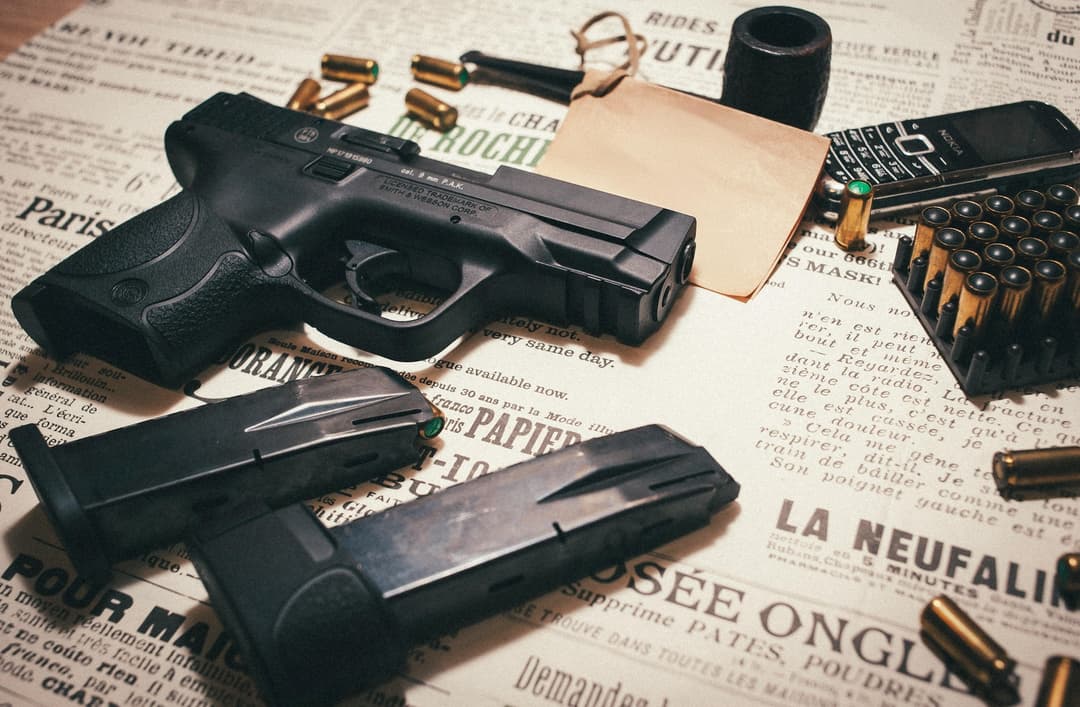 Chcesz wiedzieć, jak legalnie kupić broń palną w Polsce? Sprawdź kompletny przewodnik: rodzaje pozwoleń, koszty, promesy, rejestracja broni, amunicja, zasady przechowywania. Aktualne informacje krok po kroku. Na moim własnym przykładzie. Black Dragons Survival.